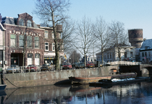 831827 Gezicht op de Weerdbrug over de Stadsbuitengracht te Utrecht; links het huis Bemuurde Weerd O.Z. 1.